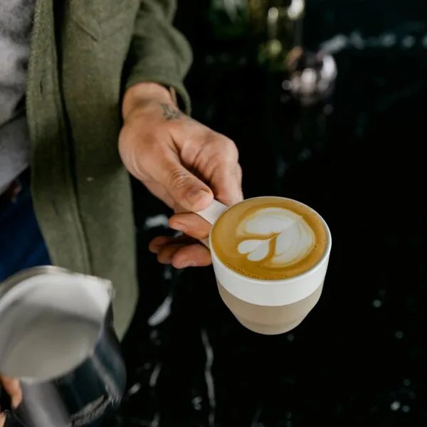 Pico White Small Latte Pour 1080