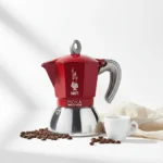 מקינטה ביאלטי מוקה אינדוקשן 4 אדום - מבט צדדי המדגיש את הידית הארגונומית והמכסה, מוכנה לשימוש.