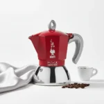 מקינטה ביאלטי מוקה אינדוקשן 4 כוסות אדומה - תצוגה בזווית המדגישה את שסתום הבטיחות ואת החיבור המושלם לגוף.