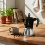 מקינטה ביאלטי מוקה אינדוקציה גודל 4 שחורה - מבט כללי המציג את העיצוב המודרני והאלגנטי שלה, מוכנה לשימוש בכיריים אינדוקציה.