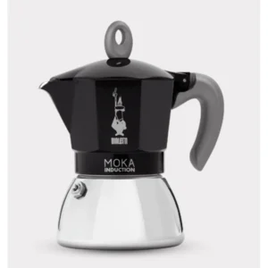 מקינטה ביאלטי מוקה אינדוקציה שחורה 4 כוסות על כיריים, מוכנה להכנת קפה.