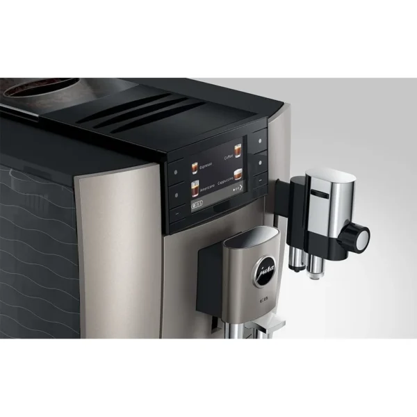 מכונת אספרסו אוטומטית Jura E8 – המטחנה המקצועית Aroma Grinder בפעולה, טוחנת פולי קפה טריים.