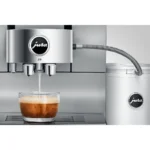 כוס אספרסו מונחת מתחת לפיית הקפה של מכונת Jura Z10