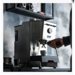 Gaggia Classic GT R - מבט מלמעלה על מיכל המים הנגיש ופנל השליטה