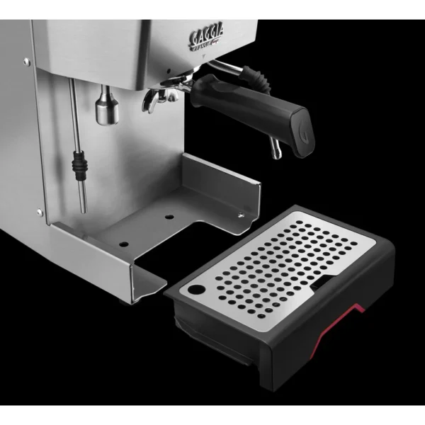 Gaggia Classic GT R - ממוקמת על משטח עבודה במטבח, מוכנה לשימוש