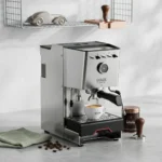 מכונת קפה ידנית גאג'יה קלאסיק GT R - מבט צדדי המציג את מיכל המים הנשלף ומוט ההקצפה, לפתרון קפה מושלם בבית.