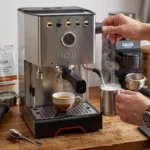 גאג'יה קלאסיק GT R – תקריב על ידית החליטה המקצועית ומוט ההקצפה, המבטיחים חווית בריסטה ביתית מושלמת