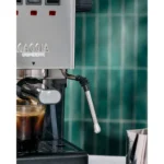 מכונת Gaggia Classic Pro E24 במבט צד עם מוט הקצפה.