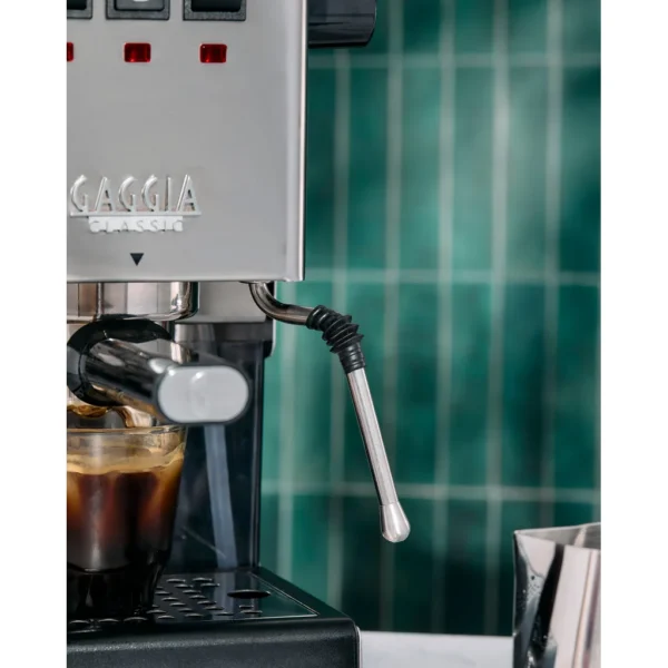 מכונת Gaggia Classic Pro E24 במבט צד עם מוט הקצפה.
