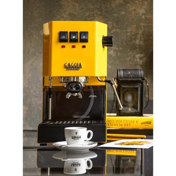 מכונת אספרסו גאג'יה קלאסיק פרו E24 צהוב סאנשיין, מבט צד.