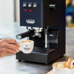מבט צד על מכונת האספרסו Gaggia Classic Pro E24 Thunder Black