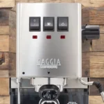 מכונת Gaggia Classic Pro E24 עם כוס אספרסו מוכנה.