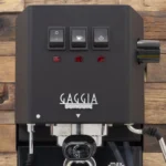הכנת אספרסו במכונת Gaggia Classic Pro E24 עם קרמה עשירה