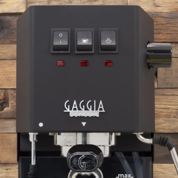 הכנת אספרסו במכונת Gaggia Classic Pro E24 עם קרמה עשירה