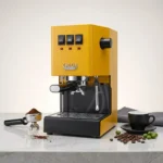 מכונת קפה Gaggia Classic E24 צהובה – מראה תוסס במטבח ביתי