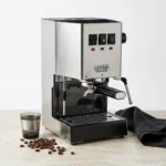 מכונת קפה Gaggia Classic E24 גאג'יה קלאסיק נירוסטה – מראה צדדי המדגיש את מיכל המים הנשלף ואת מבנה הנירוסטה העמיד.