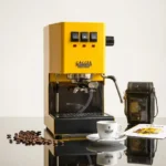 מכונת קפה Gaggia Classic E24 צהובה - מבט צדדי המציג את צינור ההקצפה לקיטור ואת כפתורי הבקרה, מושלמת להכנת קפוצ'ינו ולאטה ארט.