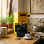 מכונת קפה Gaggia Classic E24 צהובה - מבט חזיתי מרהיב, מונחת על דלפק מטבח מודרני, מוכנה להכנת אספרסו איכותי.