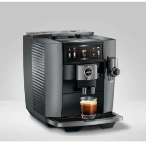 JURA J10 twin Diamond Onyx עם כוס אספרסו מונחת על הרשת, מדגישה את גימור היהלום-אוניקס