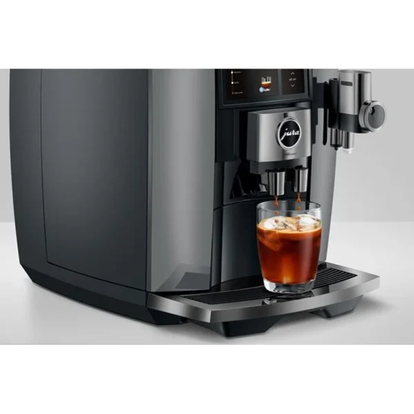 צילום תקריב של מסך המגע של JURA J10 twin Diamond Onyx מציג אפשרויות משקאות