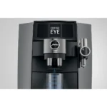 מכונת קפה JURA J10 twin Diamond Onyx מונחת על דלפק מטבח, ממחישה את גודלה הקומפקטי