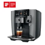 מכונת קפה JURA J10 twin Diamond Onyx במבט חזיתי מציגה את מסך המגע ושתי יחידות טחינה