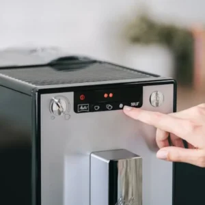 Melitta Caffeo Solo Silver – מבט מקדימה, מציגה את העיצוב הצר ותצוגת ה-LED.