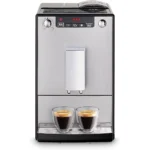 Caffeo Solo Silver – מכונה במטבח, מדגימה את מימדיה הקומפקטיים על השיש.