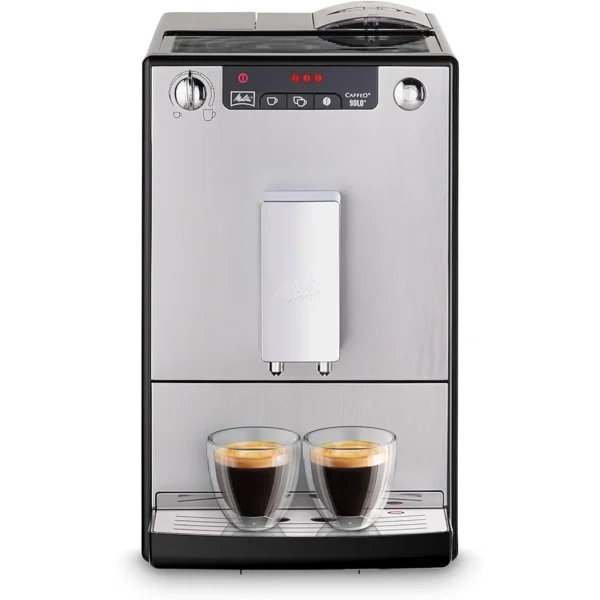 Caffeo Solo Silver – מכונה במטבח, מדגימה את מימדיה הקומפקטיים על השיש.