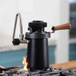 Flair Espresso Wizard Steamer - מבט מקרוב על מוט ההקצפה ומד הלחץ