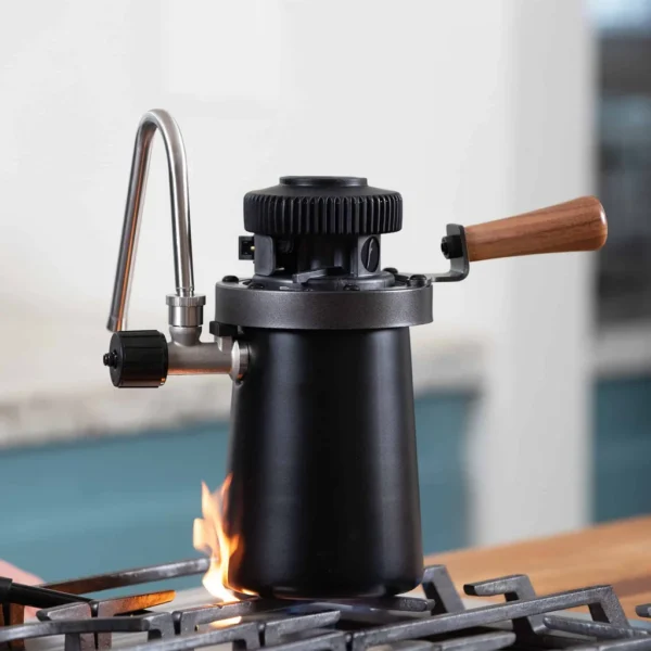 Flair Espresso Wizard Steamer - מבט מקרוב על מוט ההקצפה ומד הלחץ