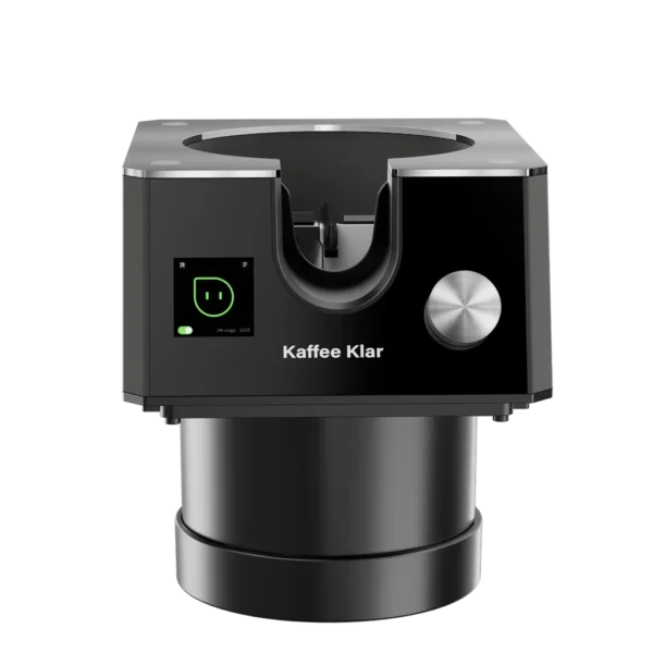 Kaffee Klar T1 מנקה פורטפילטר אוטומטי שחור – מבט קדמי עם פורטפילטר מוכנס