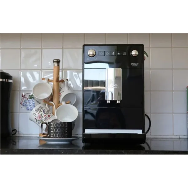 מכונת קפה Melitta Purista Series 300 שחורה, עם פיית קפה מתכווננת מעל כוס