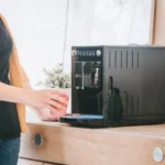 Melitta Purista® Series 300 שחור – תקריב על פיית הקפה המתכווננת ועל מגש הטפטוף.