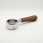 ידית בוטומלס ללא תחתית למכונת קפה 58 מ"מ - לליט, בתצוגה ברורה המדגישה את יכולת צפייה מושלמת על חליטת האספרסו