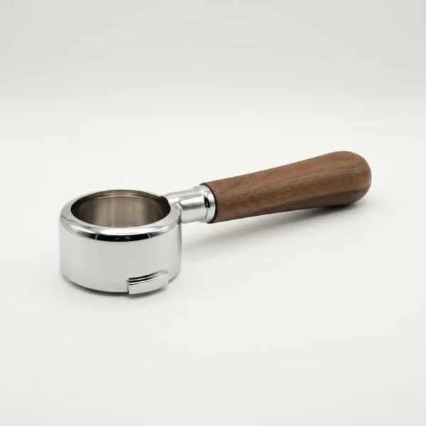 ידית בוטומלס ללא תחתית למכונת קפה 58 מ"מ - לליט, בתצוגה ברורה המדגישה את יכולת צפייה מושלמת על חליטת האספרסו