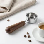 ידית בוטומלס ללא תחתית 58 מ"מ למכונת קפה לליט, מורכבת במכונה, מדגימה התאמה אופטימלית ואחיזה נוחה לחליטת קפה מקצועית.