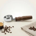 ידית בוטומלס 58 מ"מ – מבט על החיבור למכונת האספרסו ועיצוב הידית הארגונומי לאחיזה נוחה