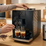 מכונת קפה אוטומטית jura C3 - מבט צדדי המציג את העיצוב המודרני השחור ומיכל המים