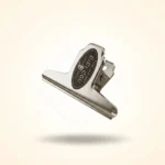 קליפס סוגר לשקיות קפה Bulldog clip ממתכת איכותית - מבט צדדי המציג את זווית האחיזה והקפיץ החזק