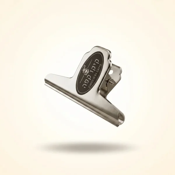 קליפס סוגר לשקיות קפה Bulldog clip ממתכת איכותית - מבט צדדי המציג את זווית האחיזה והקפיץ החזק