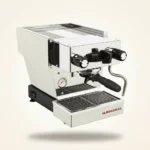 מכונת קפה לה מרזוקו לינאה מיקרה נירוסטה La Marzocco linea micra - תקריב על ידית החליטה (פורטפילטר) ופיית הקיטור