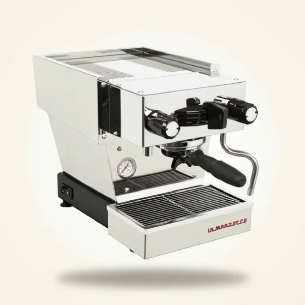 מכונת קפה לה מרזוקו לינאה מיקרה נירוסטה La Marzocco linea micra - תקריב על ידית החליטה (פורטפילטר) ופיית הקיטור