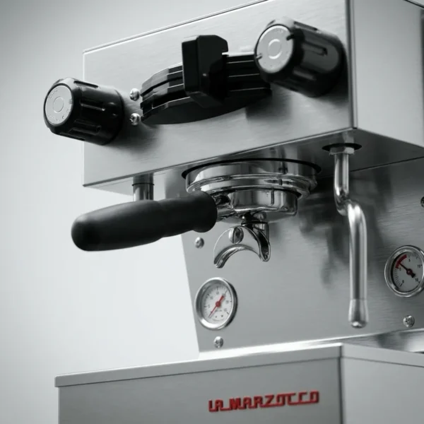 מכונת קפה לה מרזוקו לינאה מיקרה נירוסטה La Marzocco linea micra - תקריב על מד הלחץ הכפול והחזית המלוטשת