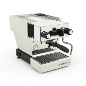 מכונת קפה לה מרזוקו לינאה מיקרה נירוסטה La Marzocco linea micra - מבט צדדי המציג את העיצוב הקומפקטי והיוקרתי