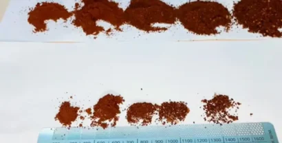 חמש דרגות טחינה לקפה זו לצד זו — מדקה כקמח (אספרסו) ועד גסה (קולד ברו), עם סרגל טחינה Kruve