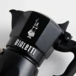 מקינטה ביאלטי בריקה 2 שחורה Bialetti Brikka Black פתוחה - מבט מלמעלה המציג את החלק הפנימי