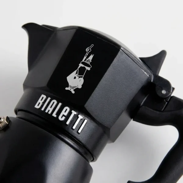 מקינטה ביאלטי בריקה 2 שחורה Bialetti Brikka Black פתוחה - מבט מלמעלה המציג את החלק הפנימי