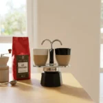 מקינטה ביאלטי מיני אקספרס 2 כוסות Bialetti Mini Express - מבט מקרוב על פטנט המזיגה הישירה לשתי כוסות אספרסו