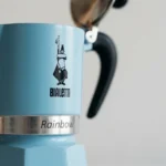 מקינטה Bialetti Rainbow 3 כוסות בצבע תכלת במצב פתוח - מבט על החלק הפנימי והמסנן